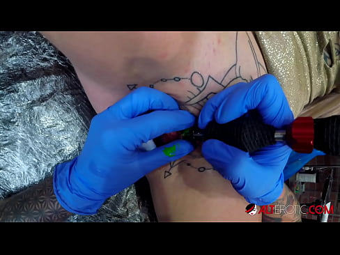 ❤️ Tsis tshua muaj tattooed hottie Sully Savage tau txais tattoo ntawm nws clitoris ❤ Liab porn ntawm peb ❌️ Ib